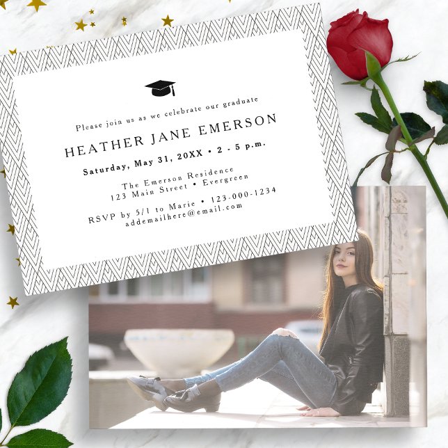 Invitación de graduación en blanco y negro (Black and White Photo Graduation Invitation by Painted Paperie
)