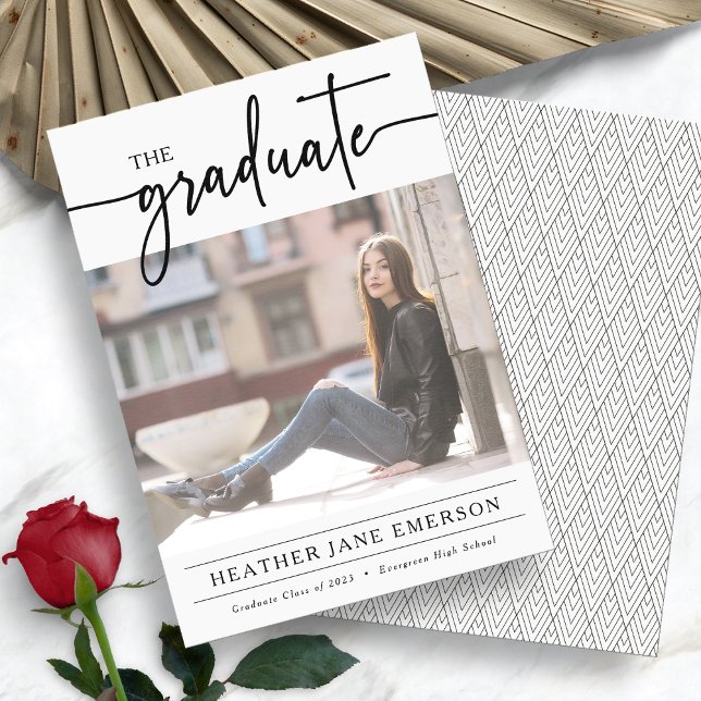 Invitación de graduación en blanco y negro (Black and White Photo Graduation Announcement by Painted Paperie
)