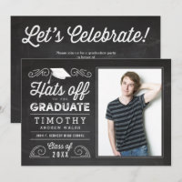 Invitación de graduación en pizarra con sombreros