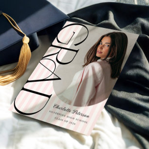 Invitación de graduación estética con rayas rosada