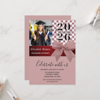 Invitación de graduación femenina con gingham rosa