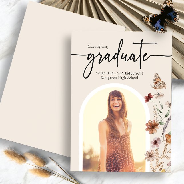 Invitación de graduación floral (Elegant Floral Watercolor Graduation Announcement with Butterfly by Painted Paperie
)