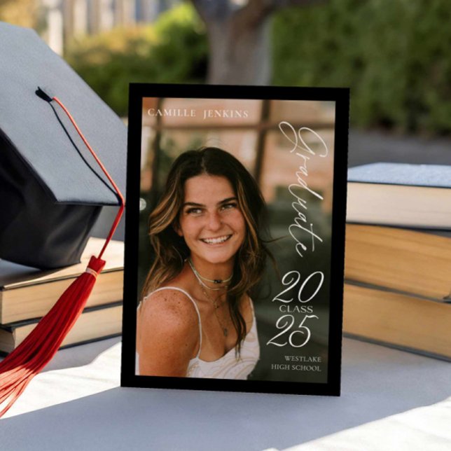 Invitación de graduación fotográfica de clase mode (Graduate Black and White Photo Invitation)