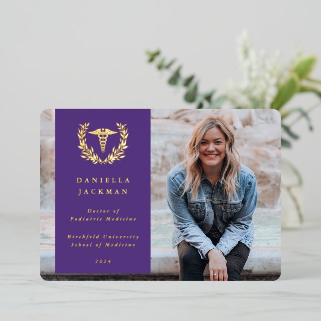 Invitación de Graduación Médica Purple Caduceus (Anverso de pie)