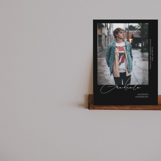 Invitación de graduación negra con foto de Going S (Subido por el creador)