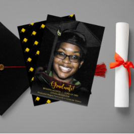 Invitación de Graduación Oscura del Texto del Grad