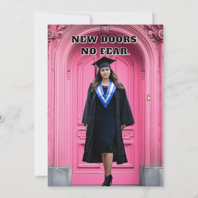 Invitación de graduación rosa moderna (Anverso)