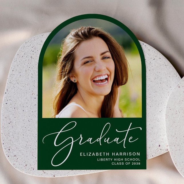 Invitación de Graduación Verde de Foto Arch (An elegant arch-shaped graduation announcement to celebrate the graduate's achievements)