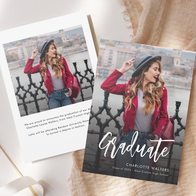 Invitación de imágenes de guiones de graduación mo (Graduation 2025 Script Photo Modern Announcement)