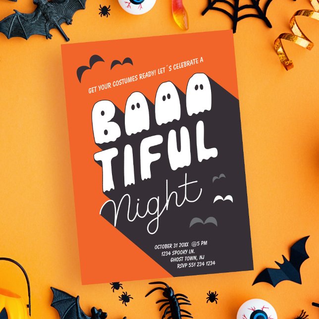 Invitación de la fiesta de Halloween con disfraces (Costumes Kids Halloween Party Invitation in ghostly typography for a boo-tiful night)