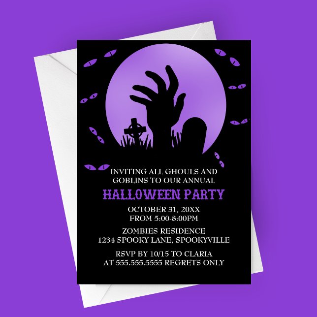 Invitación de la fiesta de Halloween de Zombie (Purple Zombie Spooky Halloween Party Invitation | Graveyard with Haunted Eyes and Full Moon)