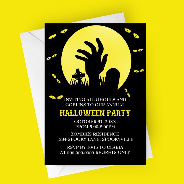 Invitación de la fiesta de Halloween de Zombie (Yellow Zombie Spooky Halloween Party Invitation | Graveyard with Haunted Eyes and Full Moon)