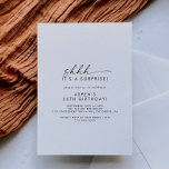 Invitación de la fiesta sorpresa de guión moderno<br><div class="desc">Esta moderna y sorpresiva invitación a la fiesta es perfecta para un evento minimalista. El sencillo diseño en blanco y negro presenta una tipografía industrial única con un estilo boho moderno. Personalizable de cualquier color. Mantenga el diseño minimalista y elegante, tal como está, o lo personalice añadiendo sus propios gráficos...</div>