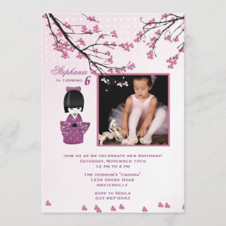 Invitación de la foto de la muñeca de Kokeshi