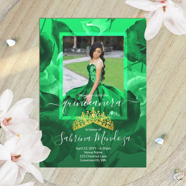 Invitación de la Quinceanera Gold Tiara verde esme (emerald green roses and gold tiara quinceanera invitation, elegant photo border)