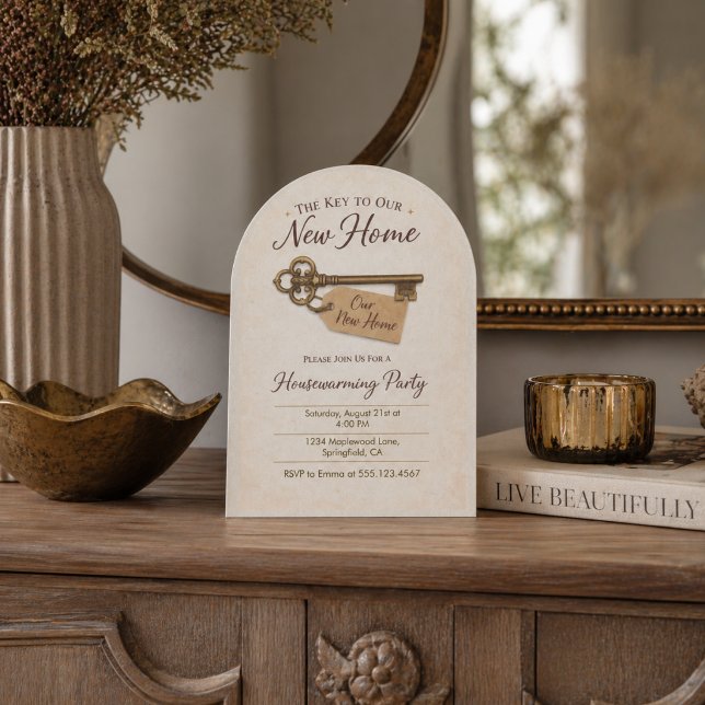Invitación de Llave Antigua para Nueva Casa (Vintage key new home invite with warm beige tones and classic housewarming detail)