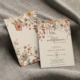 Invitación de marfil con flores de flores silvestr