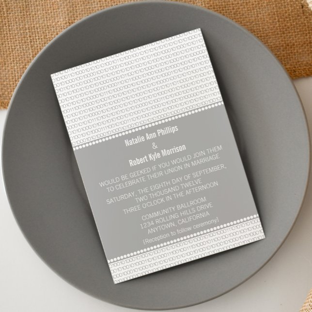 Invitación de matrimonio de código binario de Moda (Gray Geek Chic Binary Code Wedding Invitation)