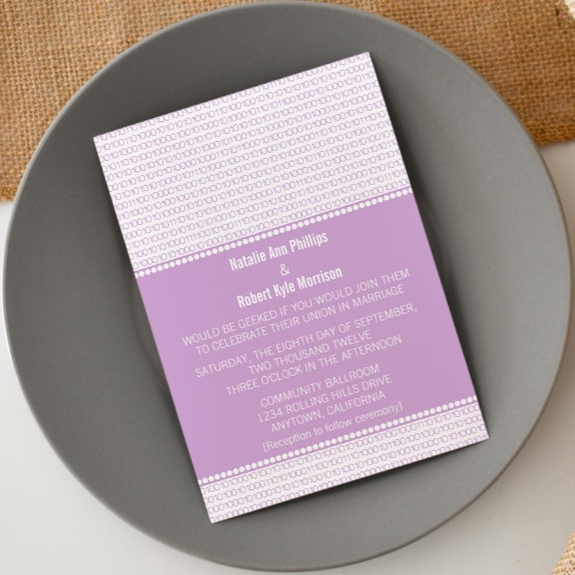 Invitación de matrimonio de código binario de Moda (Purple Geek Chic Binary Code Wedding Invitation)