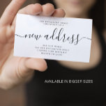 Invitación de movimiento de script de dirección nu<br><div class="desc">Sencilla y elegante escritura de caligrafía en blanco y negro de la nueva dirección con escritura a mano presupuesto invitación móvil asequible tarjeta pequeña.          Fácil de personalizar con la nueva dirección de su hogar o oficina.</div>