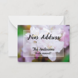 Invitación de nueva dirección con flores de cerezo