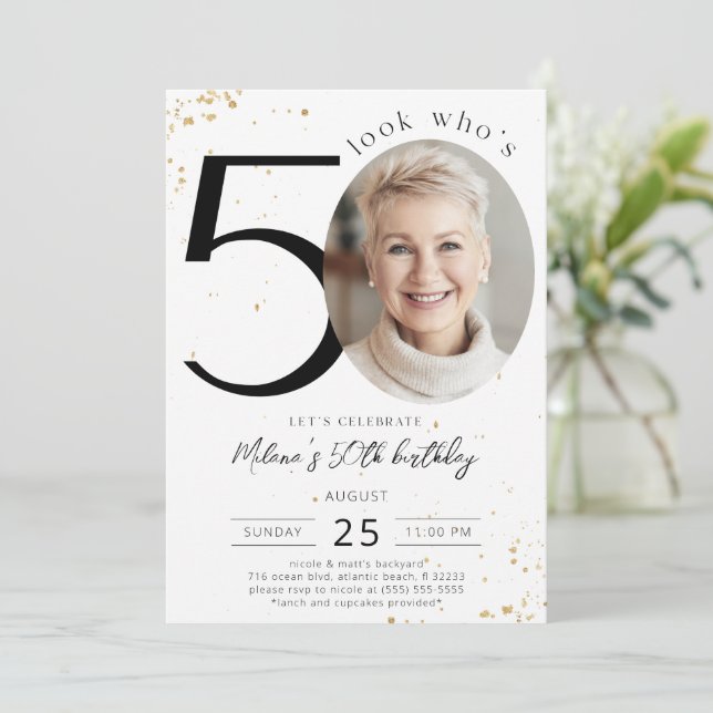 Invitación de oro a los 50 años con foto (Anverso de pie)