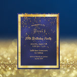 Invitación de oro azul para la fiesta de cumpleaño<br><div class="desc">Delante: Una moderna y moderna carta de invitación para los hombres de 50 años o cualquier otra fiesta de cumpleaños. Un fondo azul oscuro, azul marino. El color azul es desigual. Con un marco de oro falso y confetti dorado, letras de colores dorados. Plantillas para un nombre, edad e información...</div>