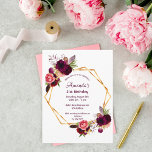 Invitación de oro floral de Birday burgundy<br><div class="desc">Delante: Una invitación para un elegante fiesta de 21 años. Un fondo blanco moda con un marco geométrico falso dorado. Decorada con flores de color burdeos oscuro y de color rosa acuático, rosas y plumas de estilo boho. Plantillas para un nombre y detalles del fiesta. El nombre está escrito con...</div>