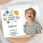 Invitación de personalizado Galaxy Kids Fiesta<br><div class="desc">Prepárate para un cumpleaños fuera de este mundo con nuestra invitación de cumpleaños en el espacio exterior! Con planetas coloridos,  estrellas y una zona de fotos de personalizable,  esta invitación es perfecta para los jóvenes aventureros del espacio. Personalice fácilmente para una inolvidable celebración cósmica.</div>