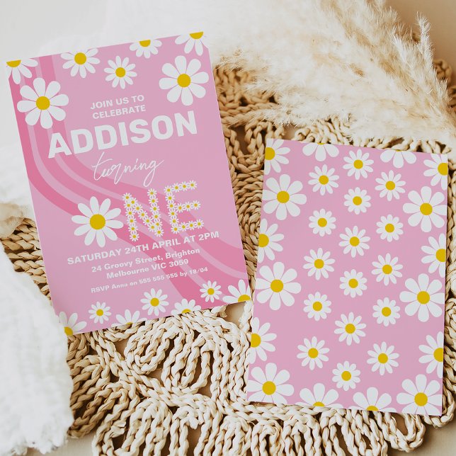 Invitación de primer cumpleaños a Hot Pink Hippy W (Hot pink daisy 1st birthday invitation with wave and white and yellow daisy.)