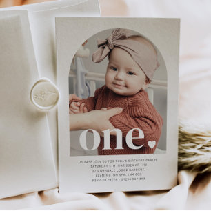 Invitación de primer cumpleaños con arcos de un co