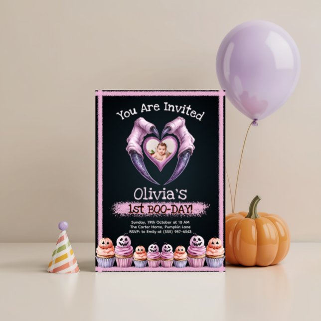 Invitación de primer cumpleaños de Cute Halloween (Cute Halloween 1st Birthday Invitation with photo template and spooky cupcakes)