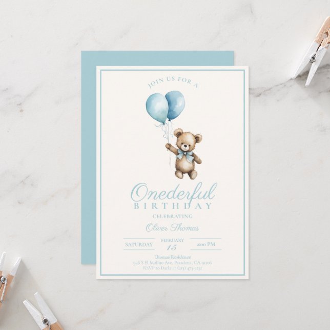 Invitación de primer cumpleaños de Dusty Blue Bear (Anverso/Reverso In Situ)