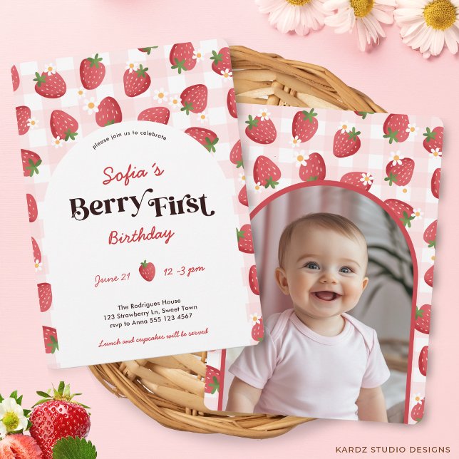 Invitación de primer cumpleaños de fresa Berry (Front and back of the invitation is shown in 5 x 7 in. Choose size, paper, and corner style.)