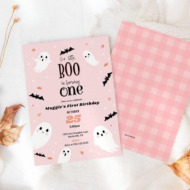 Invitación de primer cumpleaños de Nuestro Pequeño (Little boo Halloween 1st birthday invitation shown in  pastel pink with plaid back  pattern design)