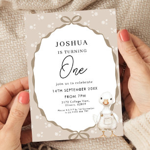 Invitación de primer cumpleaños de oca en beige ne