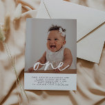 Invitación de primer cumpleaños de una foto<br><div class="desc">Una simple invitación de cumpleaños con tu foto y la palabra 'uno' encima de la parte superior en un tipo de letra de estilo caligráfico. Puede editar todo el texto y agregar su propia foto.</div>