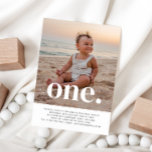 Invitación de primer cumpleaños de una foto<br><div class="desc">Una simple invitación de cumpleaños con tu propia foto y las palabras 'uno' encima de la parte superior.</div>