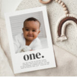 Invitación de primer cumpleaños de una foto cuadra<br><div class="desc">Una invitación moderna de cumpleaños con tu propia foto y la palabra 'uno' debajo.</div>