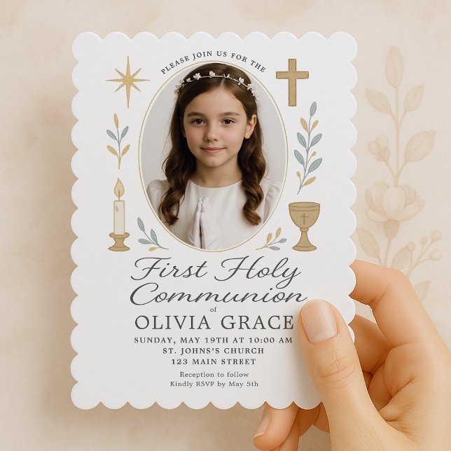 Invitación de Primera Comunión con Borde Ondulado  (first-communion-invite-girl-scalloped-edge-handheld.png)