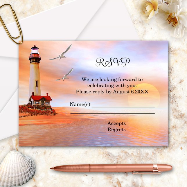 Invitación de respuesta de boda con cerramiento de (Wedding RSVP invitation or enclosure card with a painting of a lighthouse at the beach)