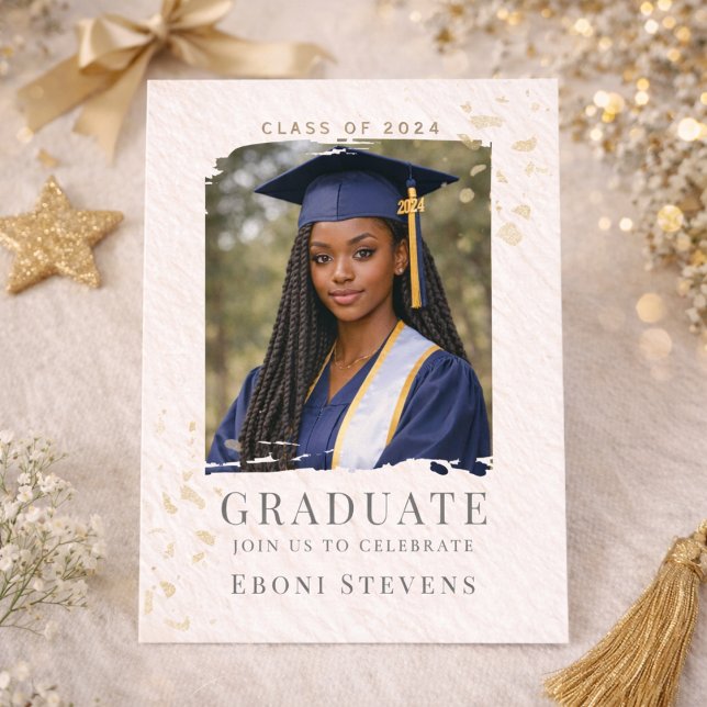 Invitación de retrato con confeti dorado (Gold confetti graduation portrait layout with cream background for senior celebration gathering)