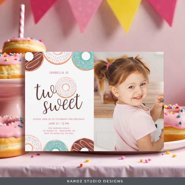 Invitación de segundo cumpleaños a Donut Two Sweet (Invite shown in 5 x 7 in. with square corners, personalize and choose style and paper before buying.)