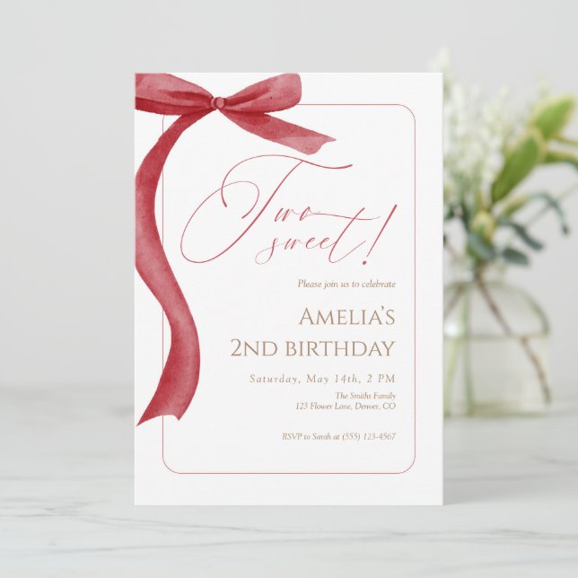 Invitación de segundo cumpleaños con lazo rojo Two (Anverso de pie)