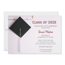 Invitación de tapón rojo oscuro/negro de graduació