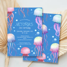 Debajo de la fiesta de cumpleaños de las medusas d