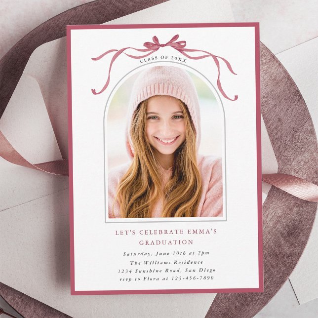 Invitación Deep Blush Bow Graduation Party Arch Photo Minimal (Subido por el creador)