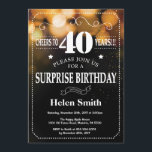 Invitación del cumpleaños de la sorpresa del<br><div class="desc">Invitación del cumpleaños de la sorpresa del purpurina del oro 40.a. Tipografía blanca. Antecedentes blancos y negros de la pizarra. Cumpleaños adulto. Cumpleaños masculino de los hombres o de las mujeres. Niños muchacho o señora Teen Teenage Bday Invite del chica. décimotercero décimo quinto décimosexto décimo octavo vigésimo 21ro trigésimo 40.o...</div>