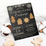 Invitación del Fiesta de Chalkboard Holiday Cookie<br><div class="desc">Invite a sus huéspedes con esta elegante invitación a intercambiar galletas, que incluye tipografía moderna y hermosas galletas de jengibre con fondo de pizarra. Simplemente agregue los detalles de su evento en esta plantilla fácil de usar para convertirla en una invitación única. Voltea la tarjeta para revelar un lindo patrón...</div>