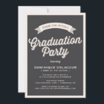 INVITACIÓN DEL PARTIDO DE GRADUACIÓN DE TIPOGRAFÍA<br><div class="desc">INVITACIÓN PARTIDA GRADUACIÓN DE GRADUACIÓN DE TIPOGRAFÍA GRAY RETRO DE GRADO DE Vintage inspirada en la invitación a fiesta de graduación con tipografía retro. Se pueden encontrar otros colores y artículos similares en mi tienda.</div>